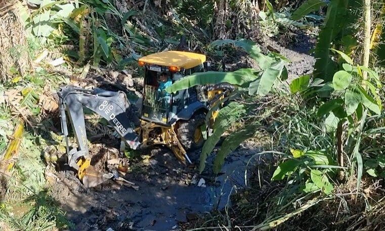 Águas do Rio encontra vazamento que alimentava um lago em São Gonçalo