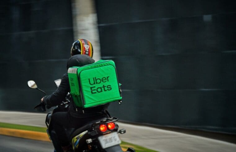 Falso entregador do Uber Eats assalta moradores em Itaipuaçu