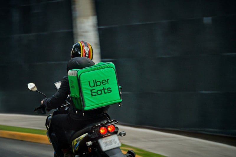 Falso entregador do Uber Eats assalta moradores em Itaipuaçu