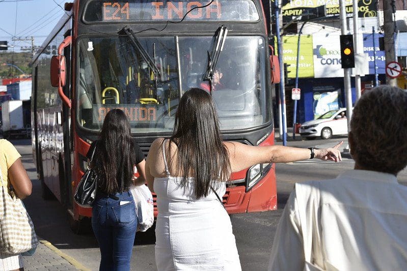 Ônibus vermelhinhos são apontados como um dos principais atrativos de Maricá