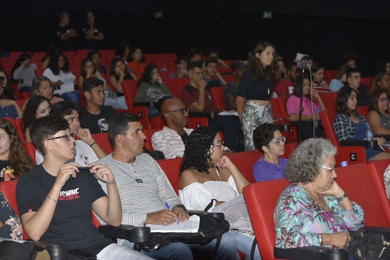 Pré-Enem Popular abordou ditadura militar no Cine Henfil