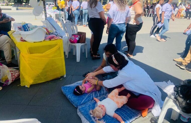 Ação do Agosto Dourado mobilizou dezenas de pessoas na Praça Orlando de Barros Pimentel