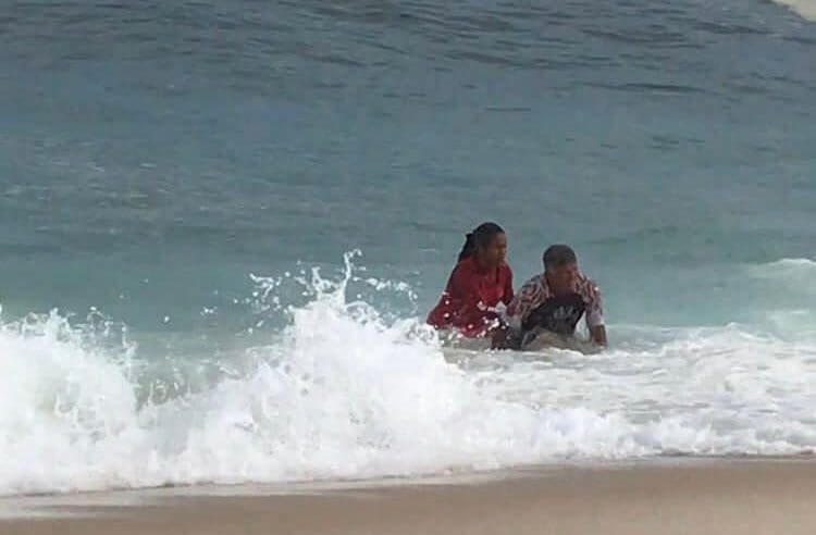 Guarda-vidas salvam pescador e cachorro à deriva após barco virar