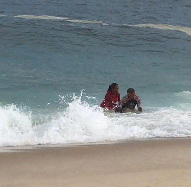 Guarda-vidas salvam pescador e cachorro à deriva após barco virar