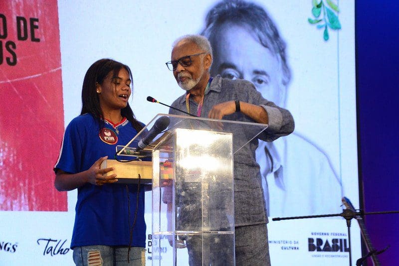 Gilberto Gil recebe convite e chave da cidade de Maricá para participar da FLIM