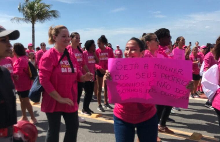 Caminhada do Outubro Rosa levou centenas de pessoas à Praia de Itaipuaçu