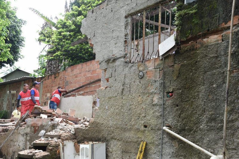 Gated descaracteriza mais duas casas em área de risco no bairro de Pedreiras