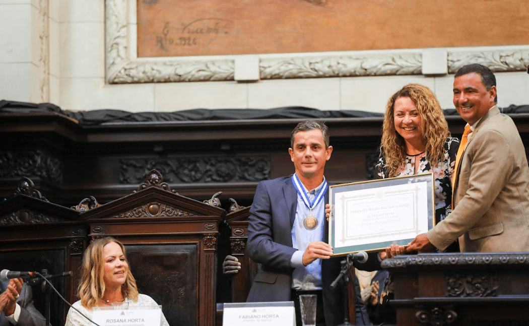 Prefeito Fabiano Horta recebe medalha Tiradentes, maior honraria da Alerj