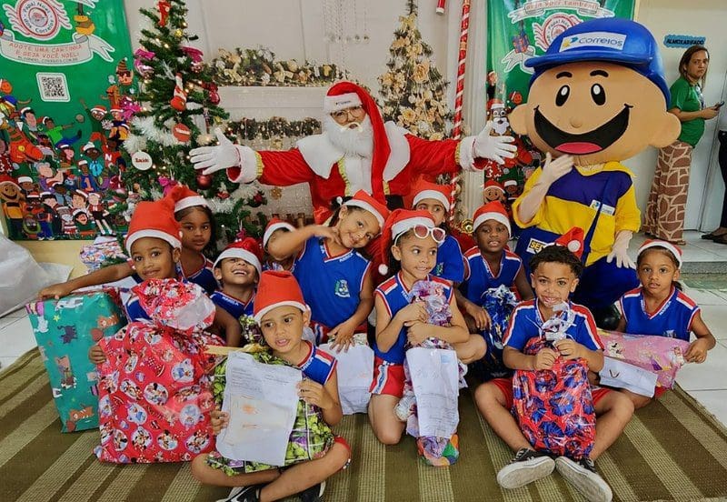 Escola Municipal em Maricá recebe visita do Papai Noel dos Correios