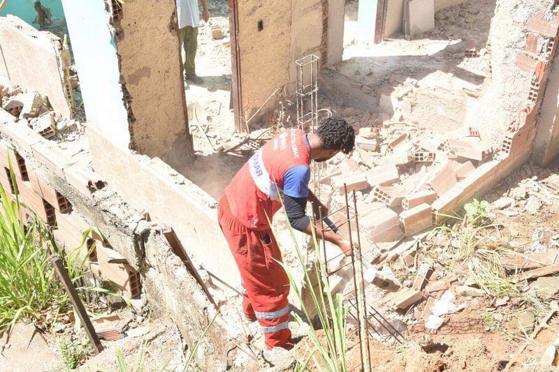 Gated demole três casas no Boqueirão por oferecer risco de deslizamento