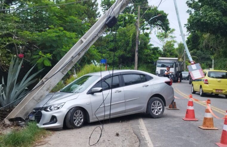 Acidente na Estrada de Ponta Negra, Maricá: Veículo Ônix Prata Colide com Poste durante a Madrugada