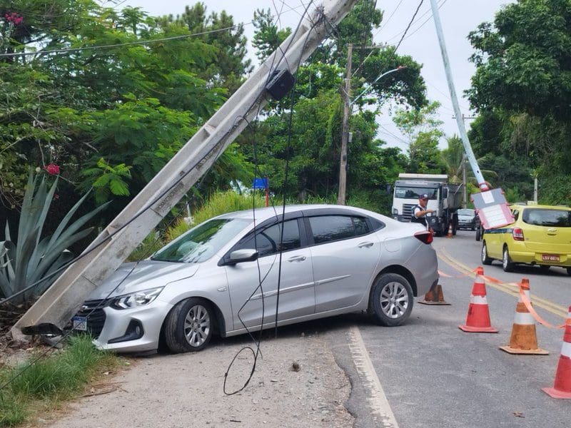 Acidente na Estrada de Ponta Negra, Maricá: Veículo Ônix Prata Colide com Poste durante a Madrugada