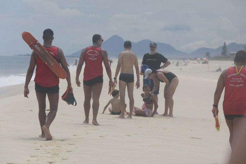 Operação Verão Laranja nas praias de Maricá garante identificação e proteção às crianças