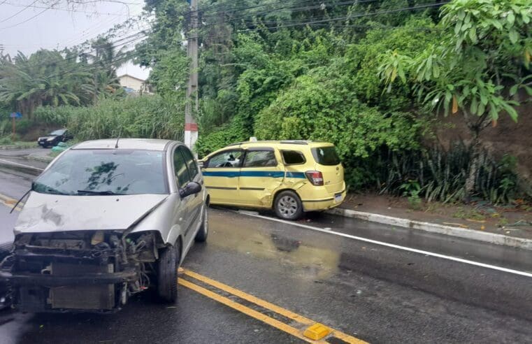 Acidente interdita parcialmente Estrada do Boqueirão após colisão entre dois carros