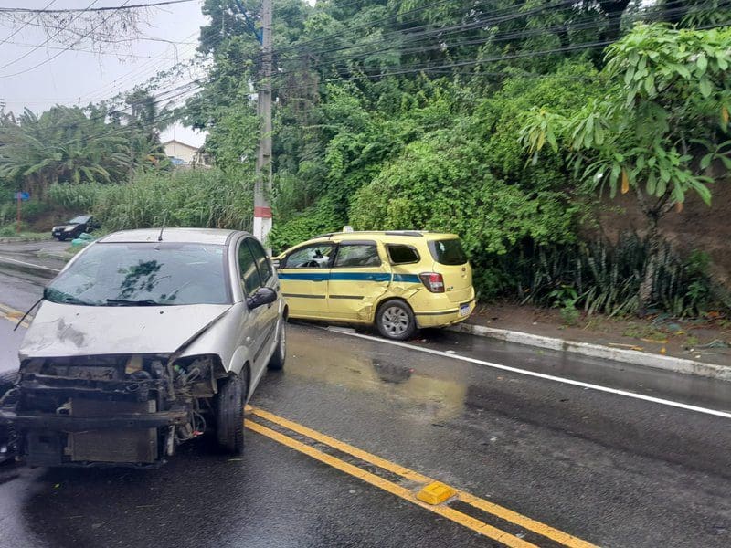 Acidente interdita parcialmente Estrada do Boqueirão após colisão entre dois carros