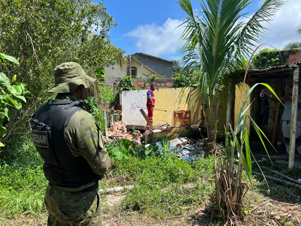 Gated demole residência interditada pela Defesa Civil em Itaipuaçu
