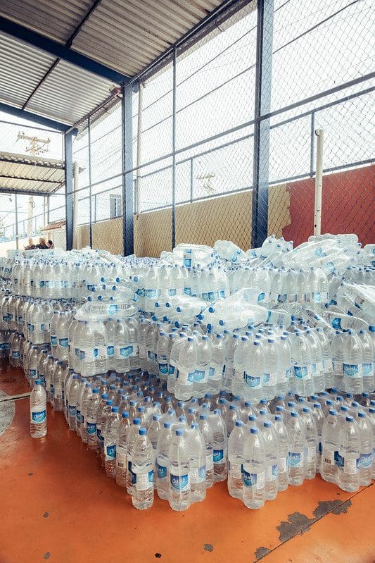 Assistência Social distribui água mineral para população de Itaipuaçu e Inoã