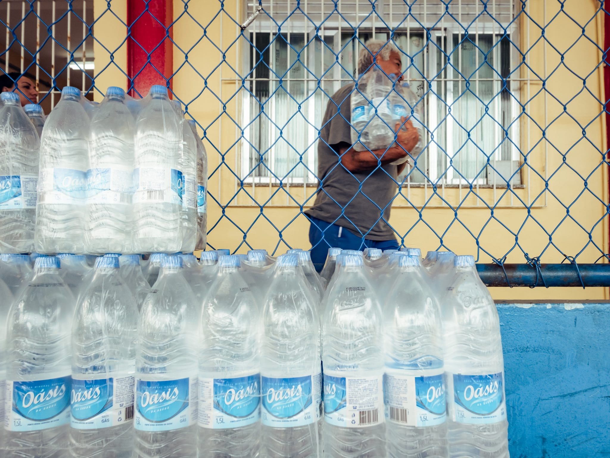 Distribuição de 6.500 garrafas de água nesta quarta
