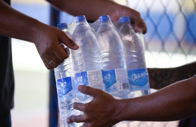 Assistência Social distribui mais 6.500 litros de água mineral em Itaipuaçu e Inoã