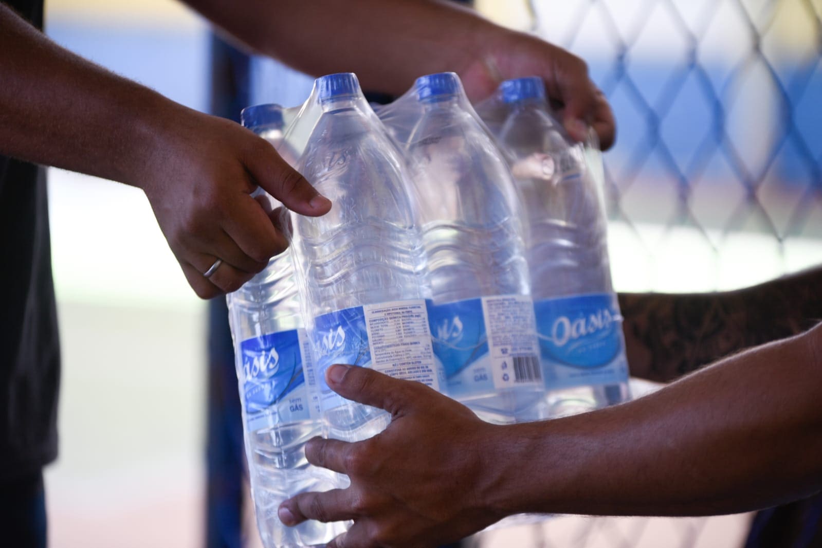 Assistência Social distribui mais 6.500 litros de água mineral em Itaipuaçu e Inoã