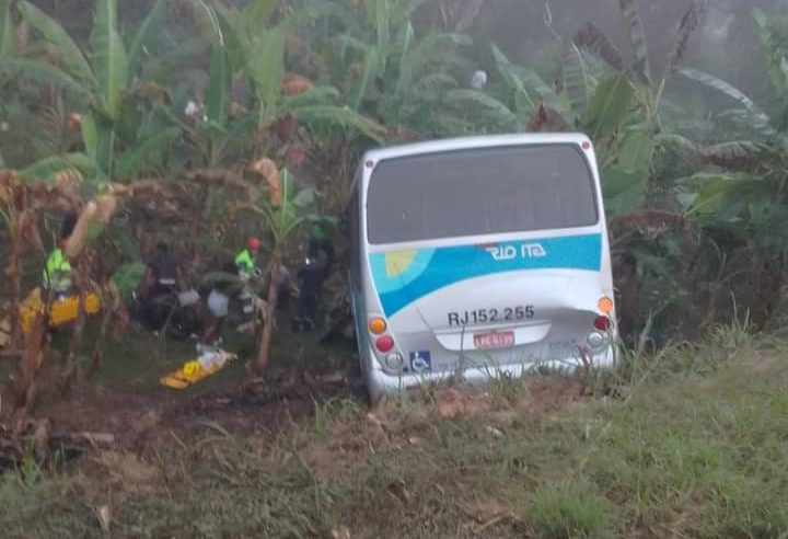 Grave acidente entre um ônibus e carro em Itaboraí