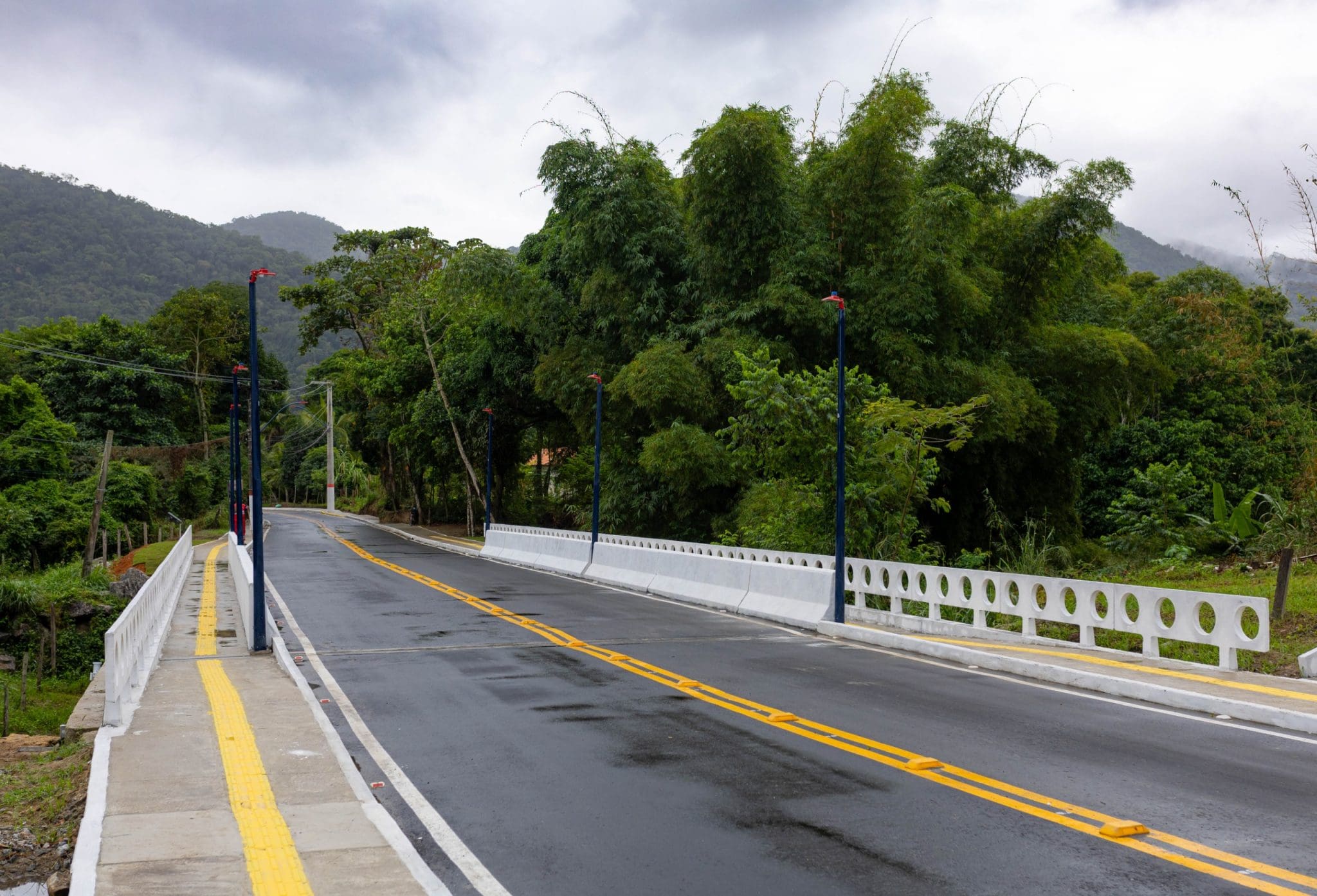 Prefeitura entrega duas novas pontes nos bairros do Caxito e Espraiado