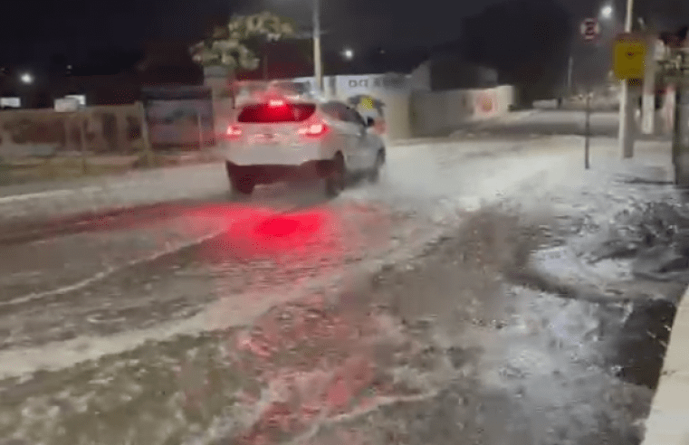 Ressaca: Com ondas gigantes, água do mar invade rua de Itaipuaçu