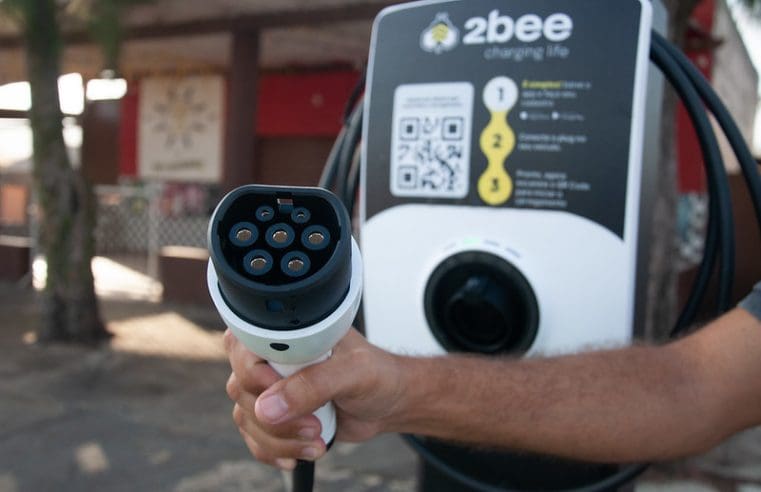 Carregadores para carros 100% elétricos são instalados em Maricá