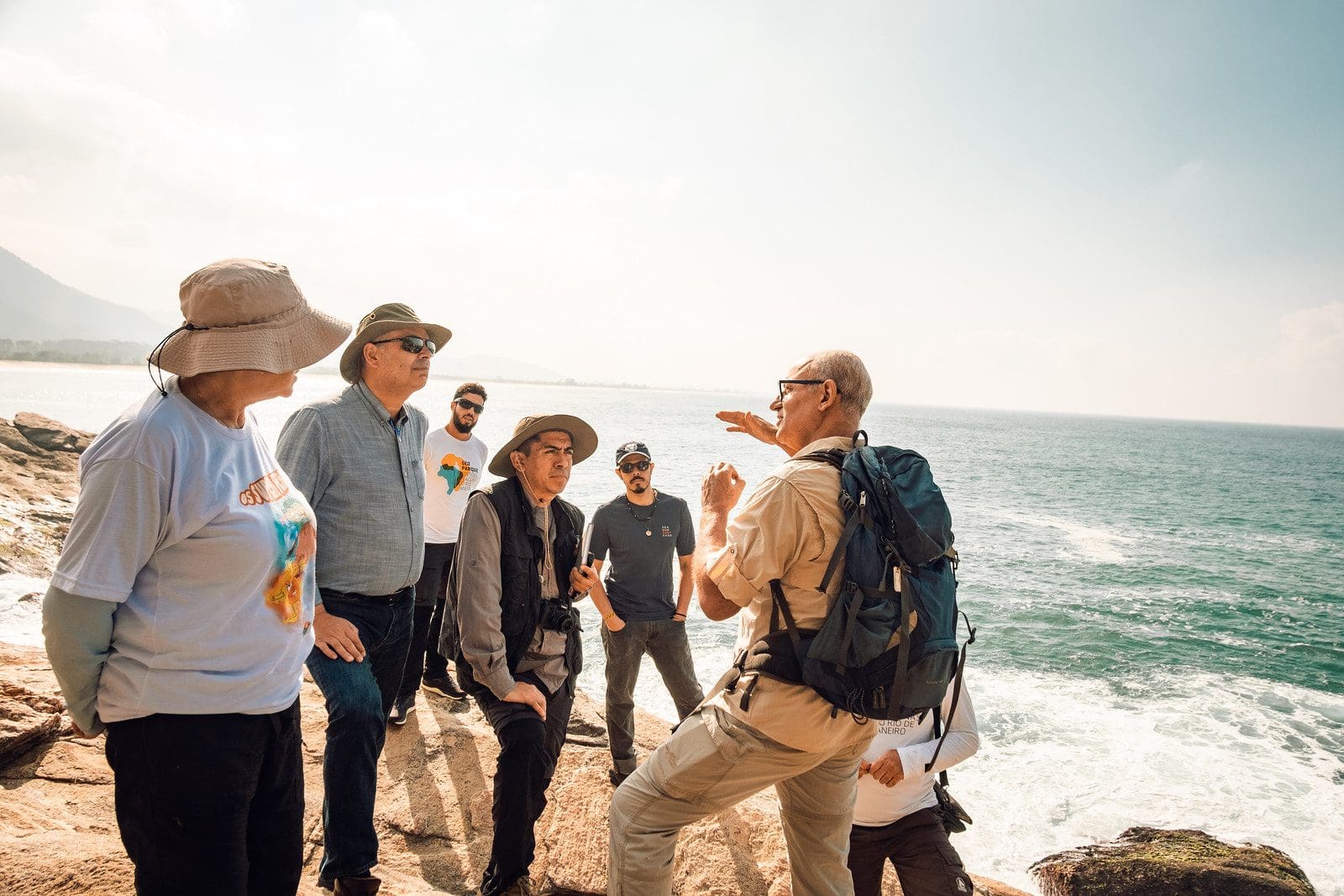 Missão da Unesco em Maricá visita gruta da Sacristia, em Ponta Negra