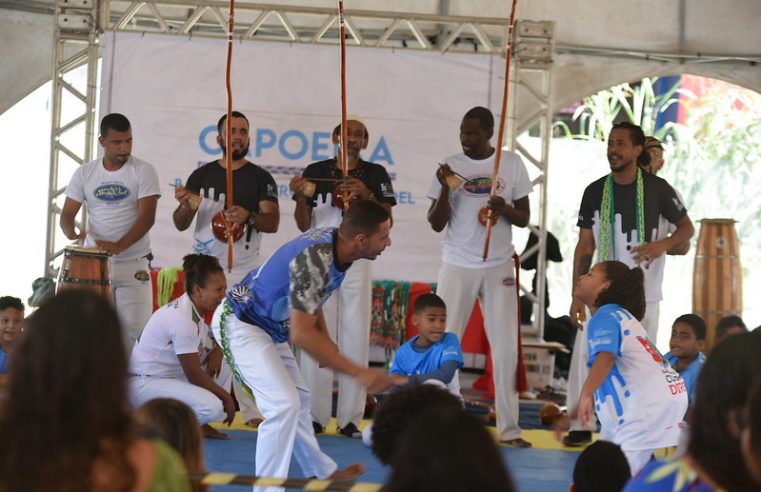 Alunos de Capoeira do Programa Cultura de Direitos fazem troca de cordéis