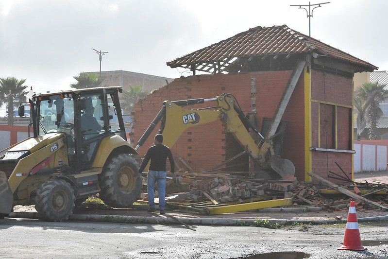 Quiosque irregular é demolido pelo Gated em Guaratiba