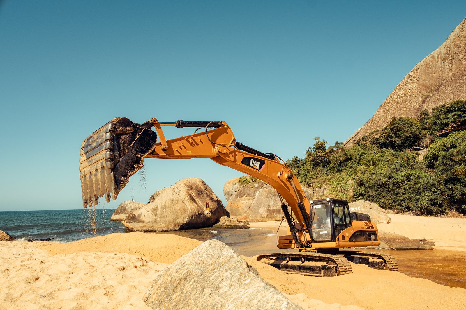 Maricá inicia obra de guia-corrente no Recanto, em Itaipuaçu