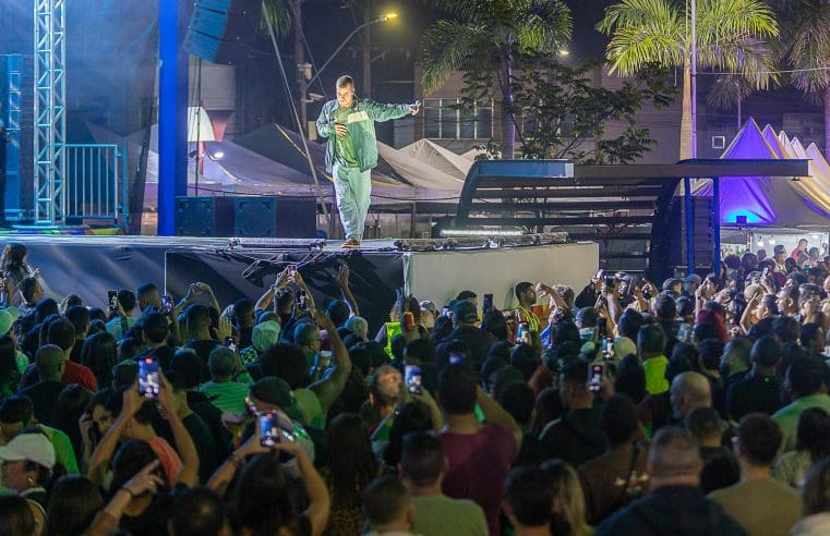 Praça Orlando de Barros Pimentel recebeu milhares de pessoas em noite para todos os gostos