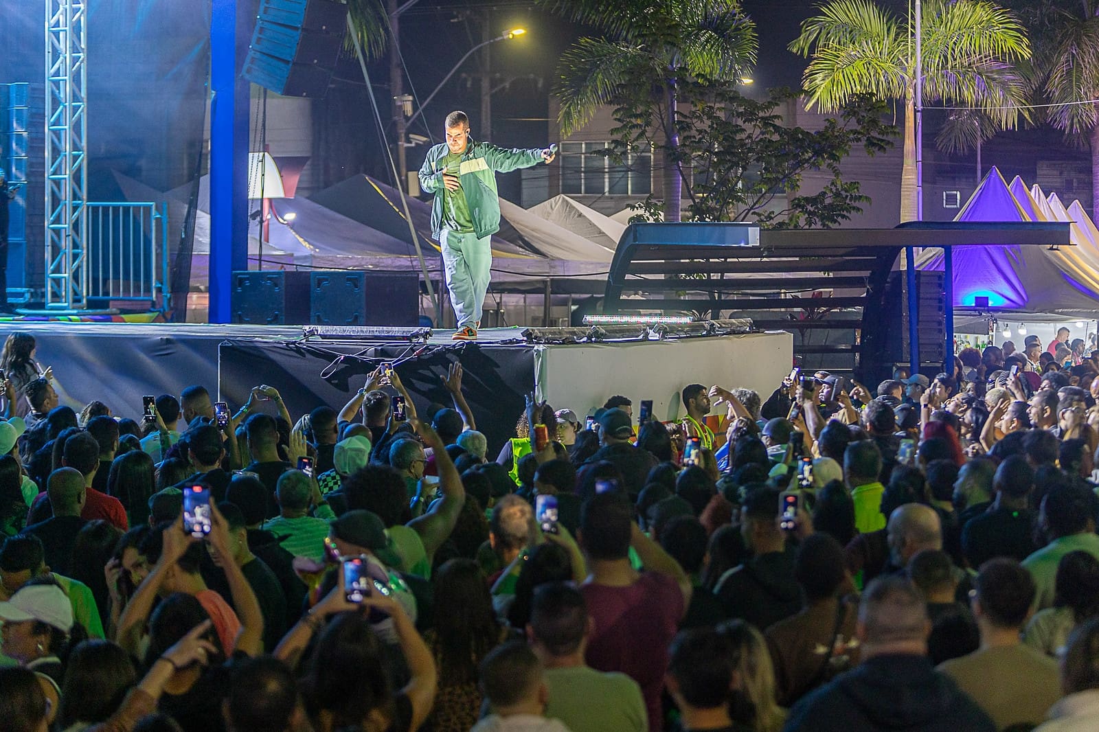 Praça Orlando de Barros Pimentel recebeu milhares de pessoas em noite para todos os gostos