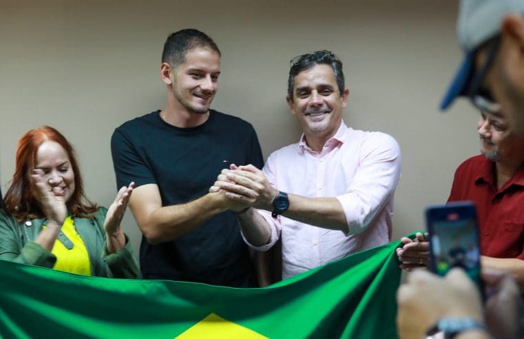 Arqueiro olímpico Marcus D’Almeida visita a Prefeitura de Maricá