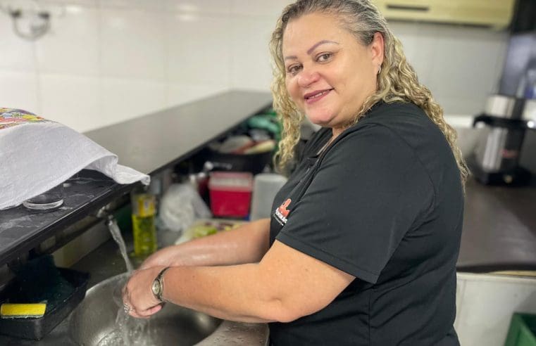 Moradores da Zona Norte do Rio celebram chegada de água encanada e tratada pela primeira vez