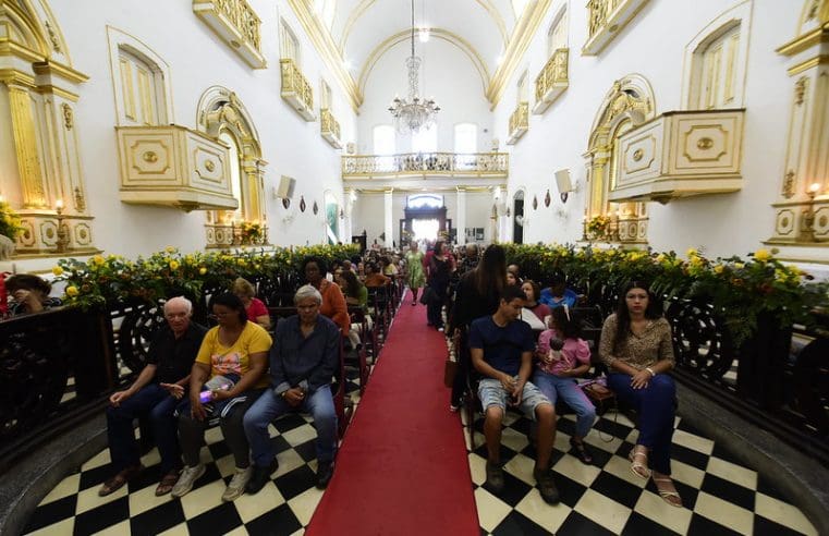 Centenas de fiéis marcam presença na missa solene e procissão de N. S. do Amparo