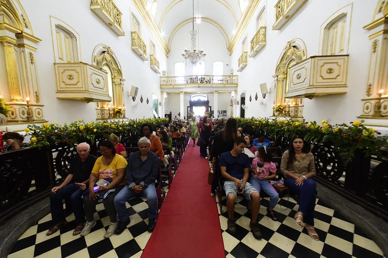 Centenas de fiéis marcam presença na missa solene e procissão de N. S. do Amparo