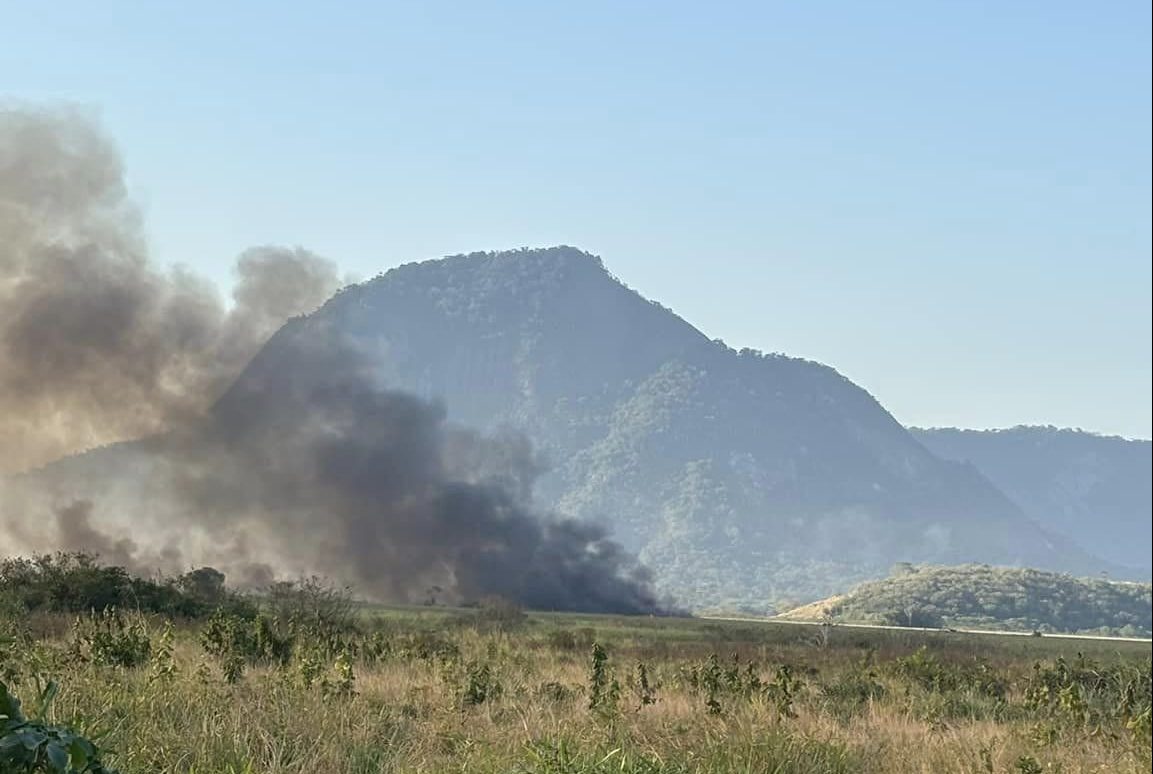 Incêndio de Grandes Proporções Atinge Restinga e Fumaça Alcança Diversos Bairros em Maricá