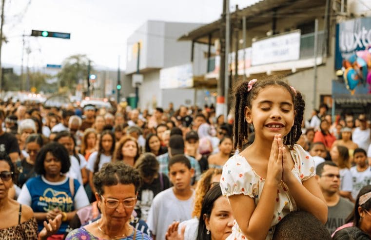 Marcha para Jesus reuniu centenas de fiéis na Praça Orlando de Barros, no Centro