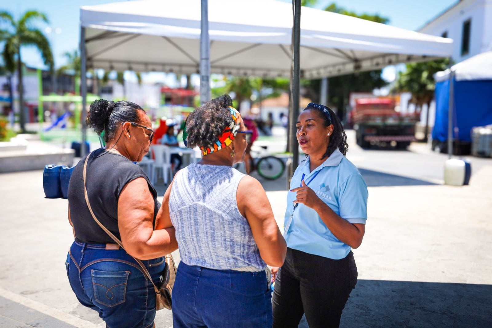 Sanemar realiza ação em praça central da cidade