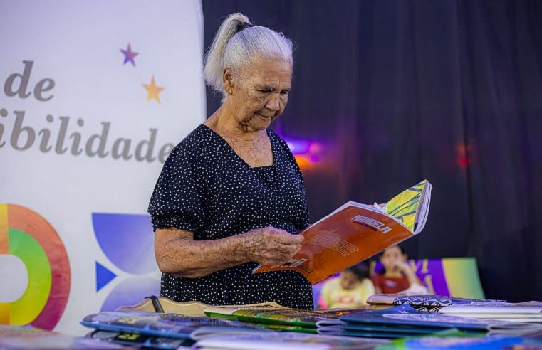 FLIM: Aluna mais idosa de Maricá se encanta pela leitura aos 90 anos