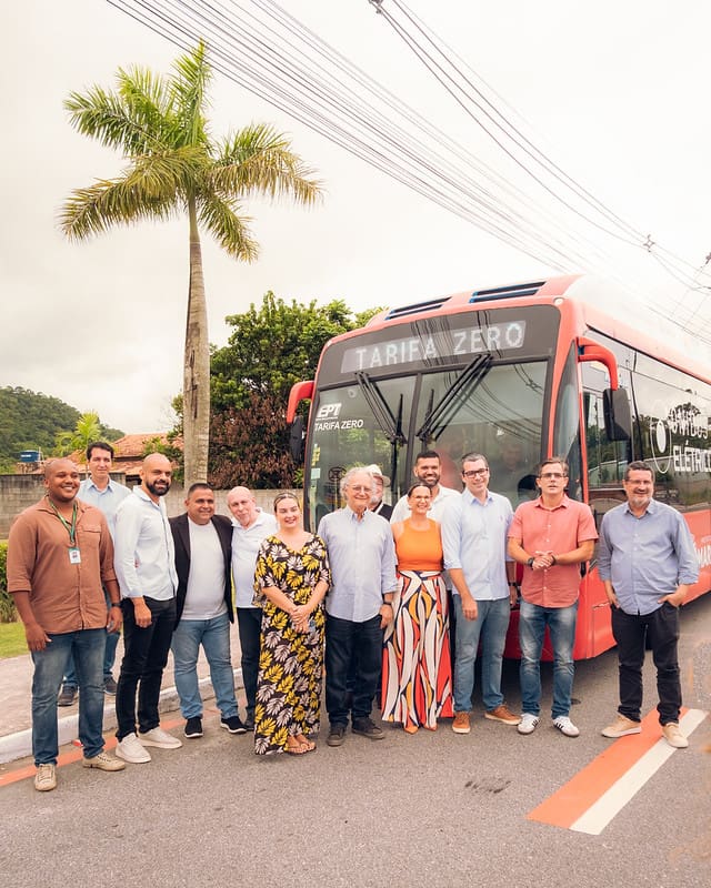 Ônibus híbrido elétrico-hidrogênio faz primeira viagem de teste com passageiros