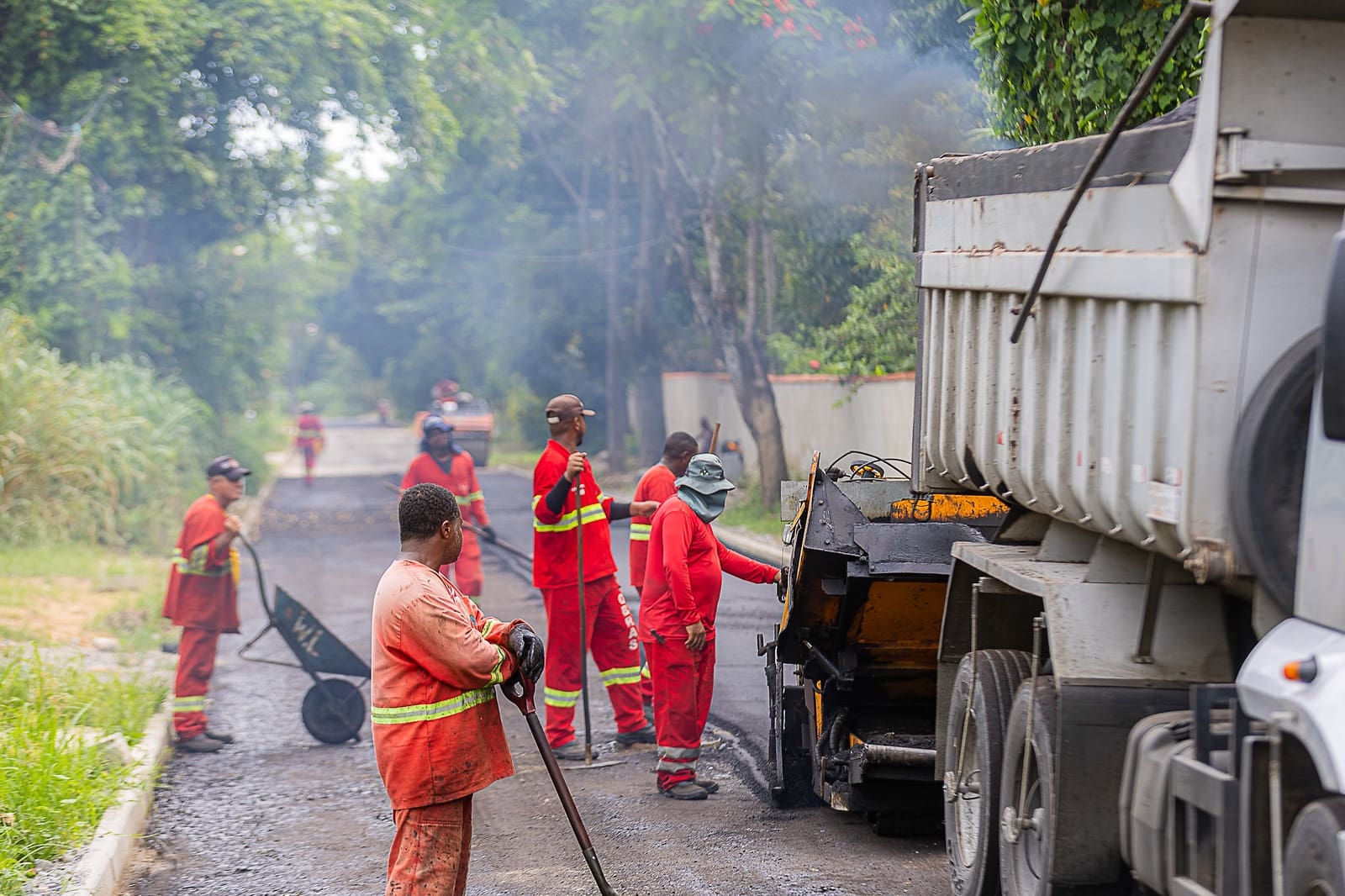 Prefeitura segue com manutenção de vias em todo o município