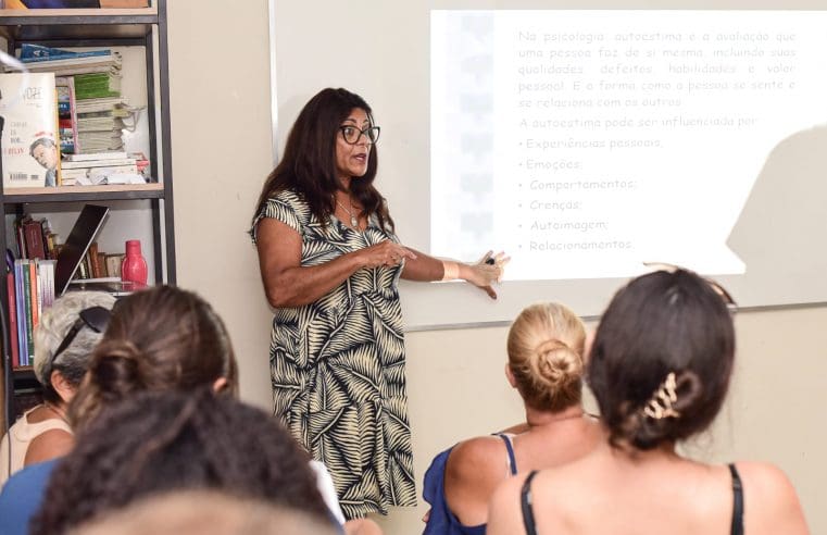 Mulheres de Maricá participam da palestra “Autoestima e Violência no Cotidiano” com a professora Rita Rosa