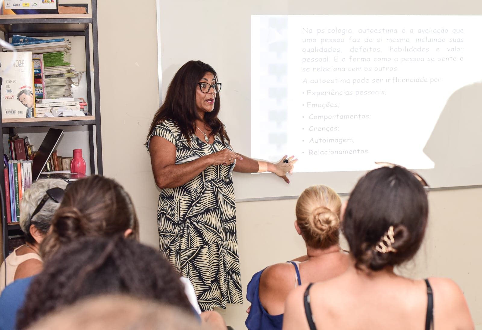 Mulheres de Maricá participam da palestra “Autoestima e Violência no Cotidiano” com a professora Rita Rosa