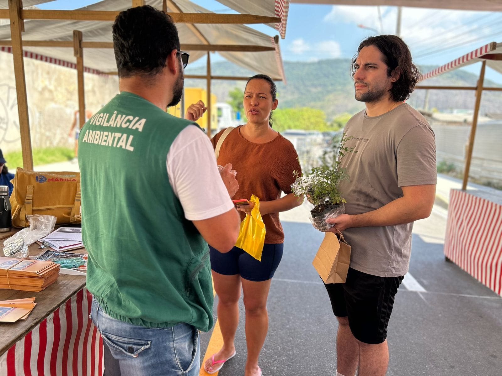 Vigilância em Saúde leva conscientização sobre a dengue e o uso de alimentos para Itaipuaçu