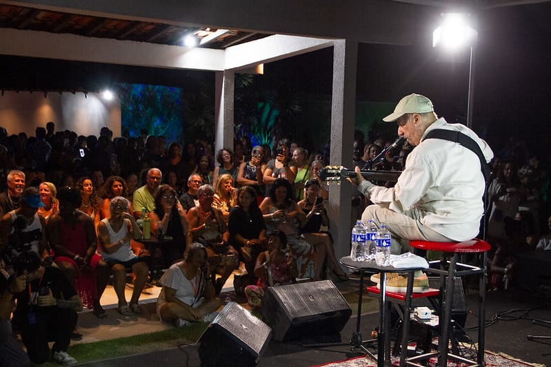 João Bosco entrega show inesquecível no quintal do Museu Casa Darcy Ribeiro, em Maricá