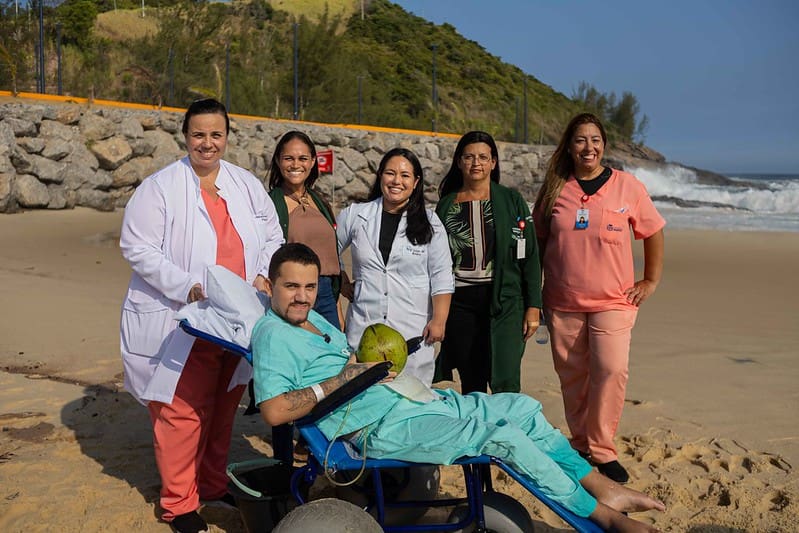 Hospital Conde Modesto realiza sonho de paciente paraplégico: ir à praia novamente