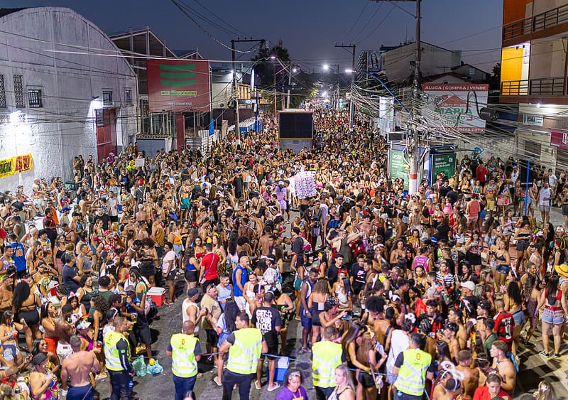 Bloco do Beijo reúne milhares de foliões no Centro